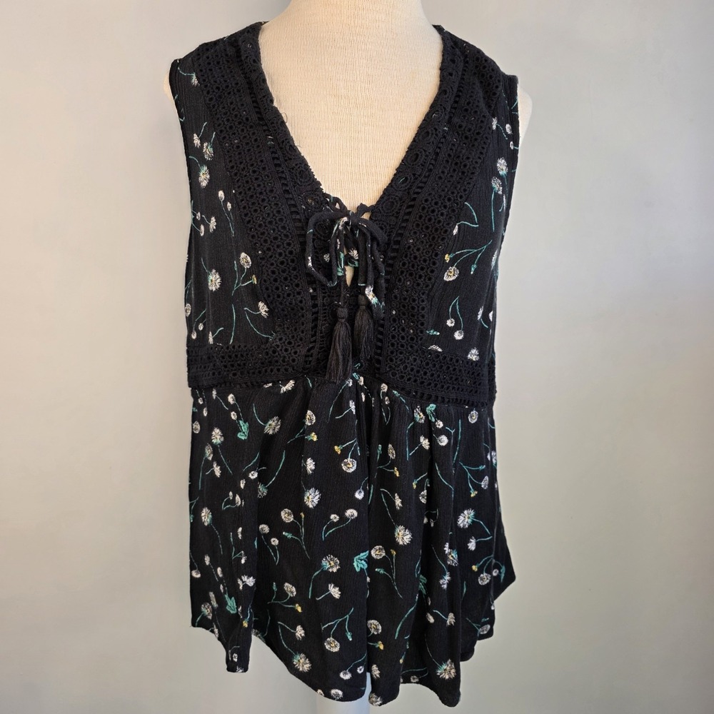 Torrid Top Shirt SZ 1 Empire Black Floral Sleeveless Crochet Tassel V Neck Flowy